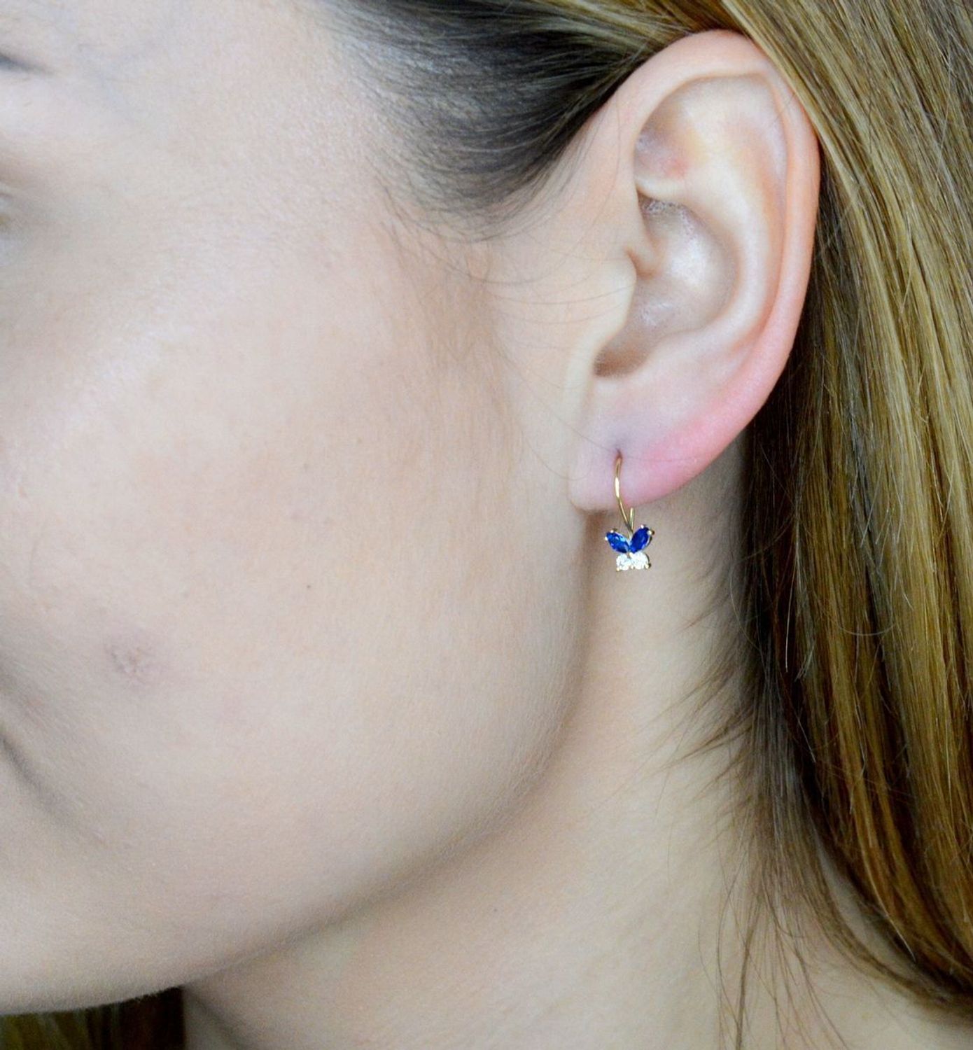 Złote kolczyki 375 motylki z niebieską cyrkonią KL 6773C 375. Złote kolczyki wykonane z najwyższej jakości żółtego złota, próba 375, waga około 0,68 gram. Kolczyki w minimalistycznym stylu, wpisujące się w obecne trendy modowe. Ideal.jpg